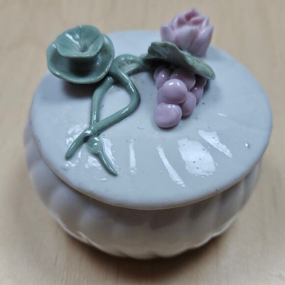 Trinket Box White Porcelain Lily Pad & Flowers onTop 2.75 x 1.5 inches Enesco - Picture 2 of 7